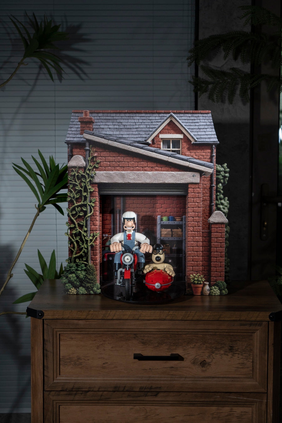 LEGO 21371 Wallace & Gromit displayed in the KGBOX 3D brick garage scene diorama