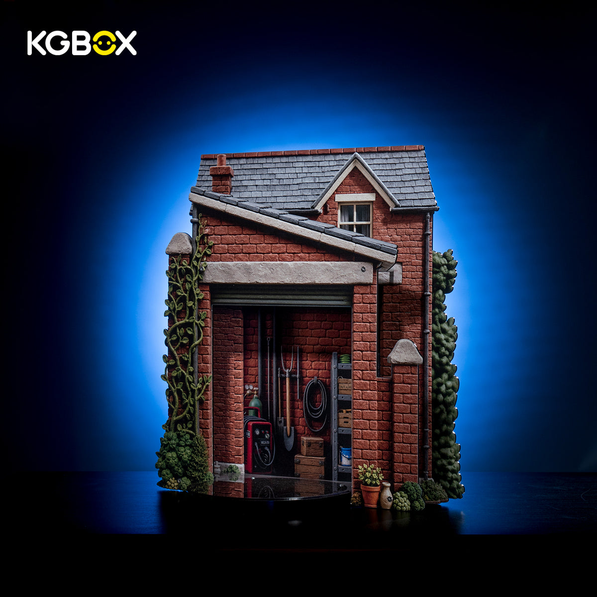 KGBOX empty 3D brick garage scene diorama for LEGO 21371, showing sculpted roof, vines, interior workbench and mirror base