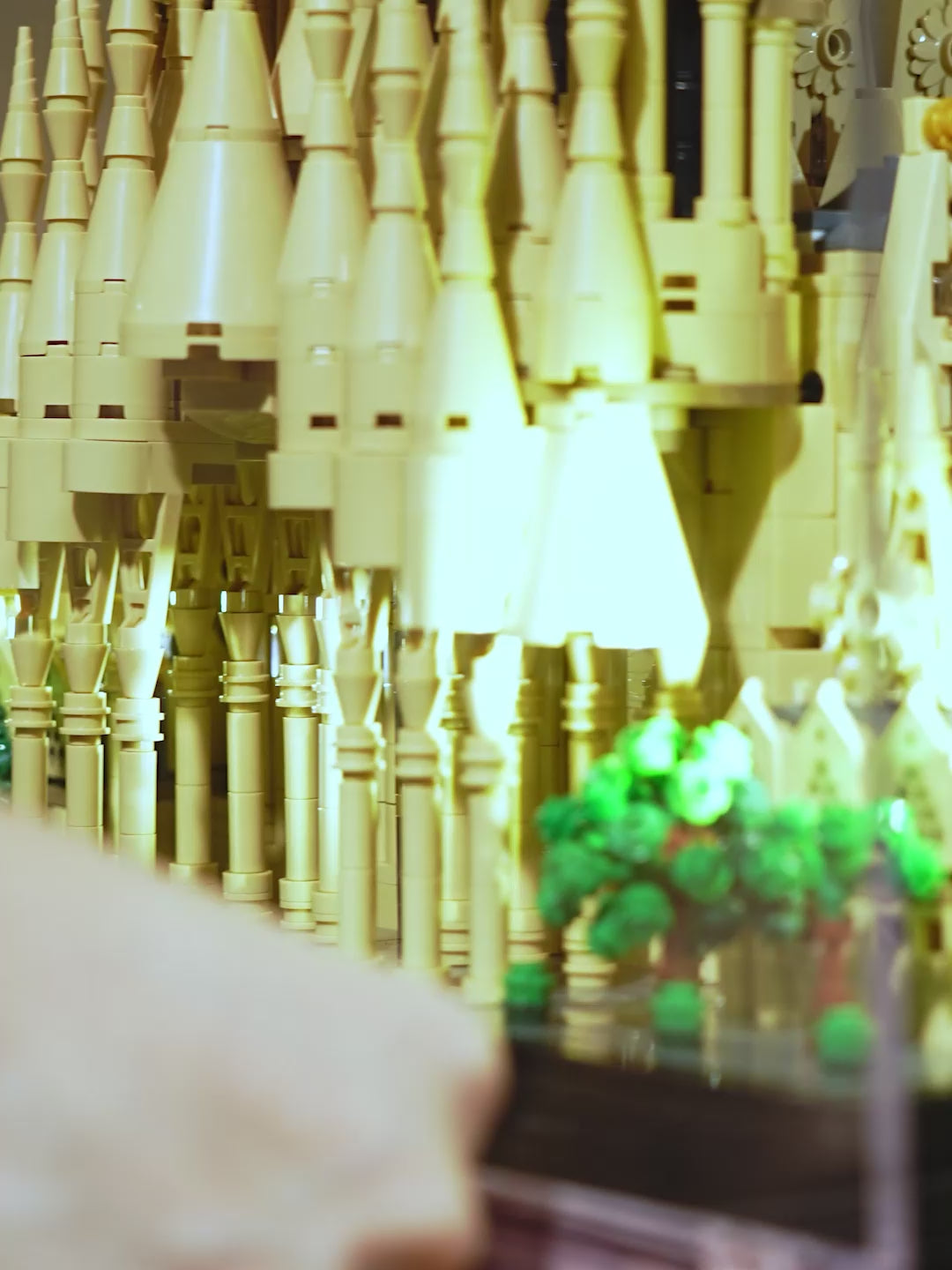 LEGO 21065 Sagrada Família display case, product showcase video – KGBOX